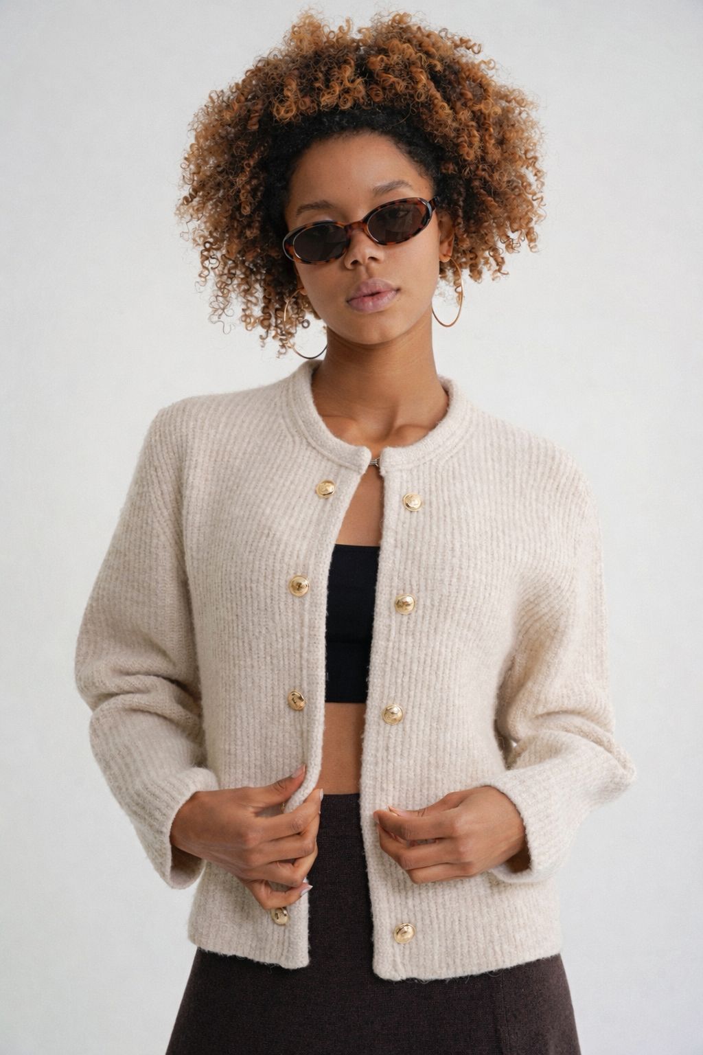 Damen Strickjacke mit Goldknöpfen in Cremebeige