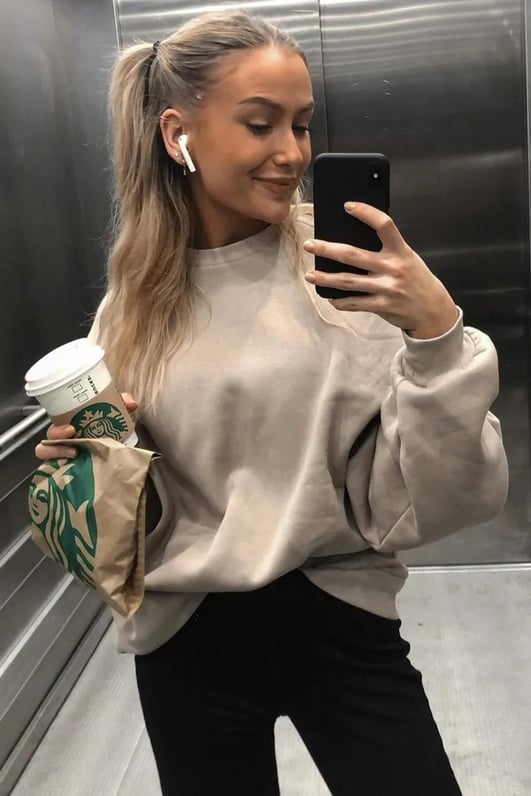 DIMI Fashion Customer Review Picture from the Summer Collection 2024 with an Ash Grey Sweater from Laura M.