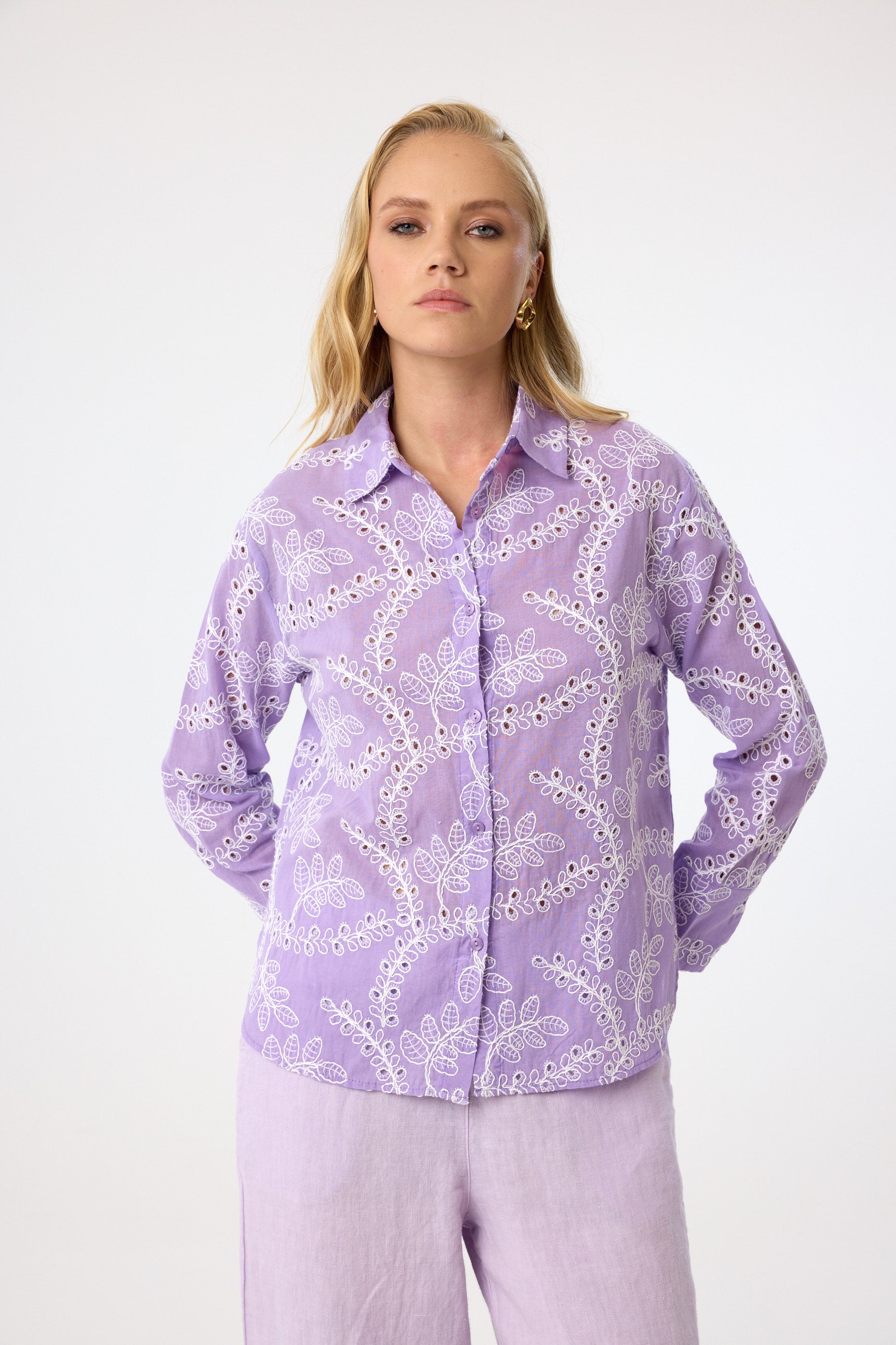 Baumwollbluse mit Stickerei aus 100 % Baumwolle – Lilac