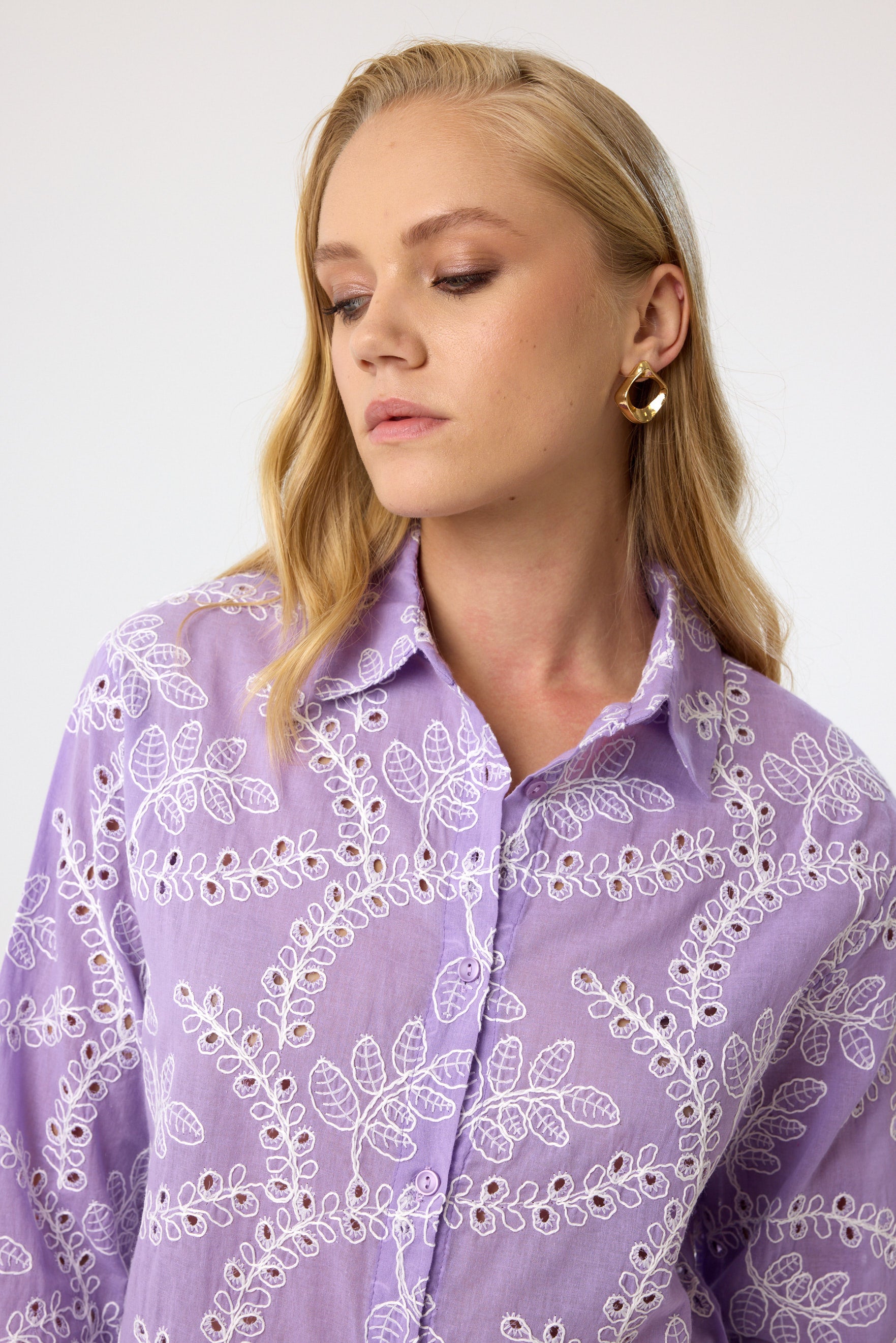 Baumwollbluse mit Stickerei aus 100 % Baumwolle – Lilac