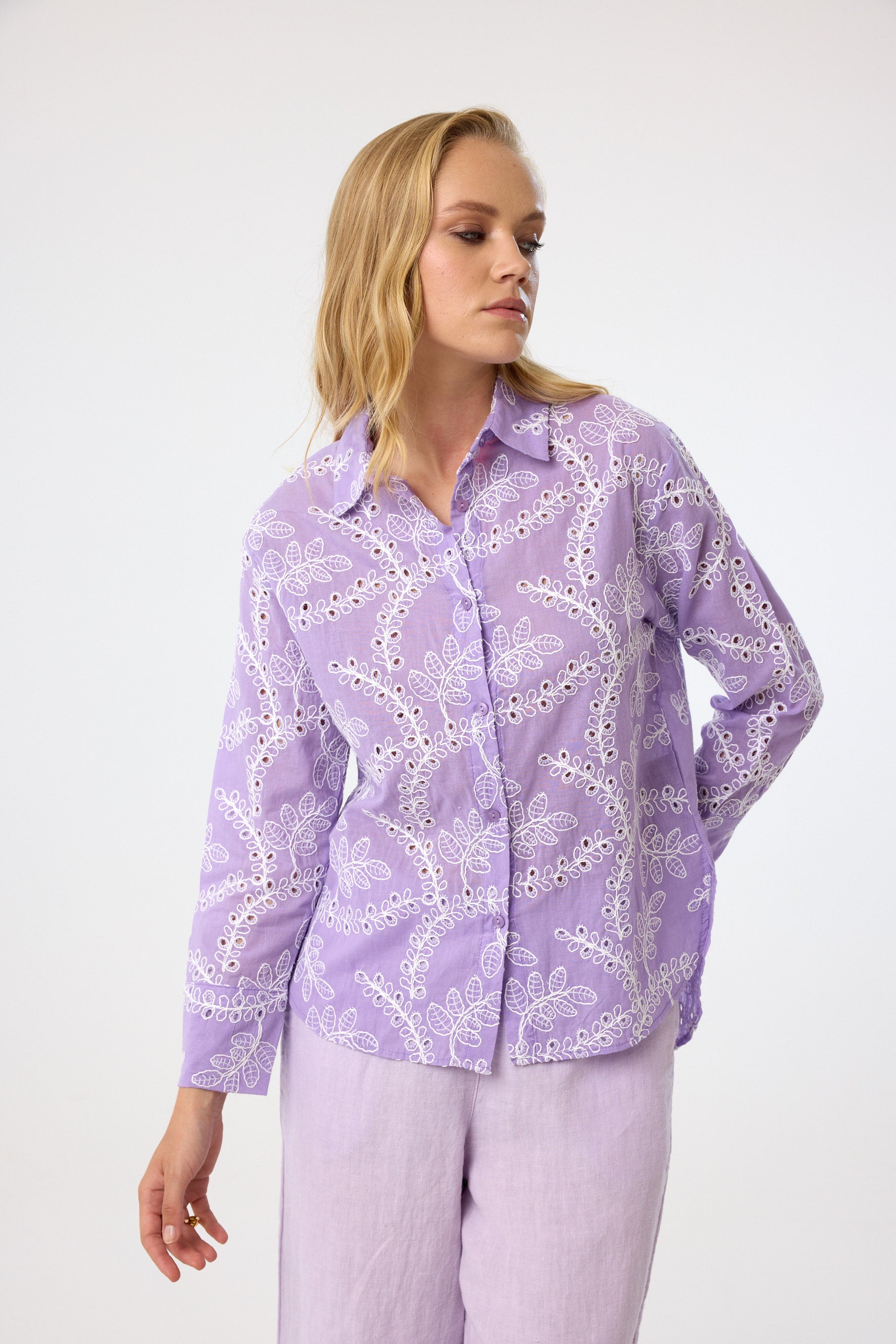 Baumwollbluse mit Stickerei aus 100 % Baumwolle – Lilac