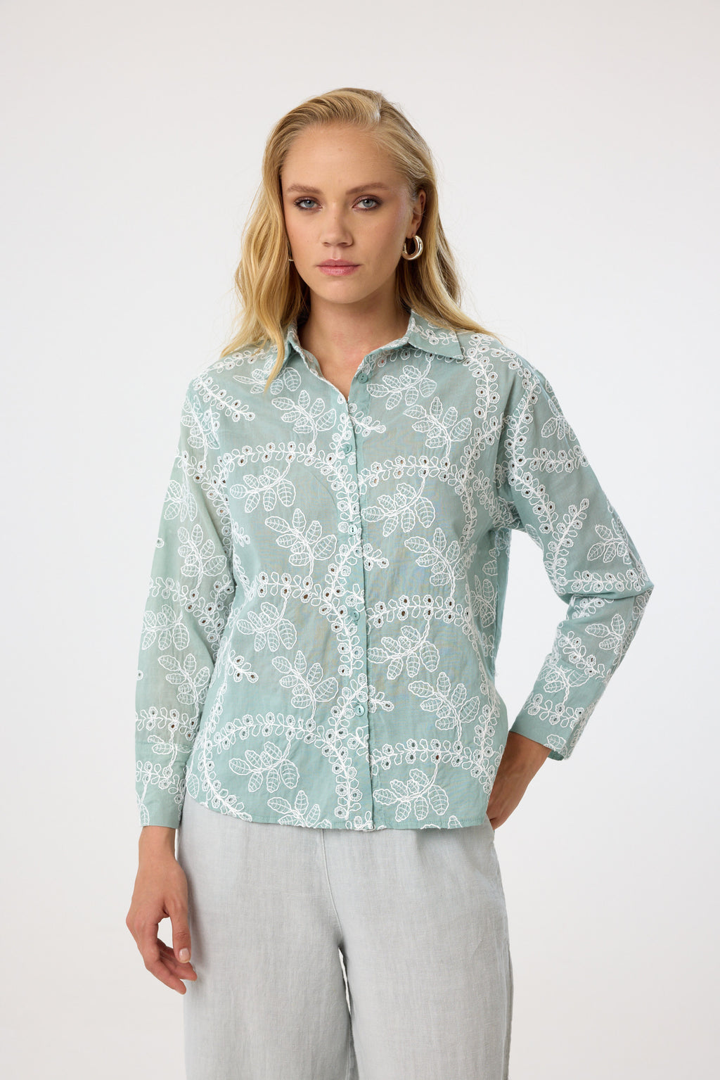 Baumwollbluse mit Stickerei aus 100 % Baumwolle – Mint