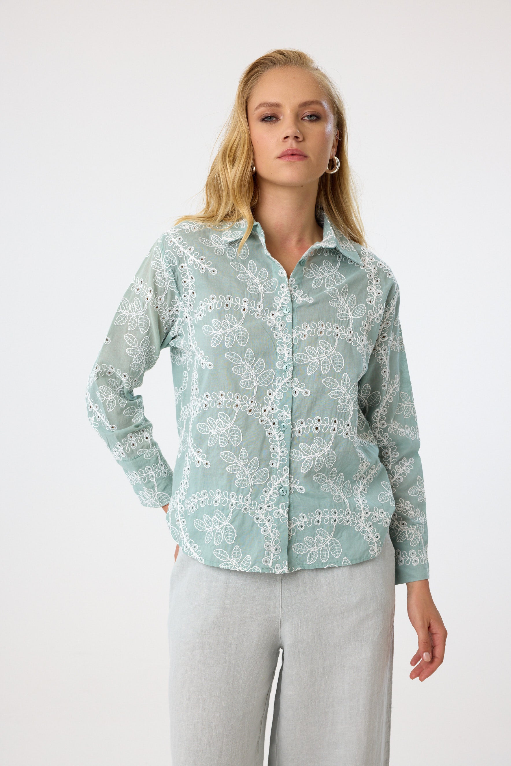 Baumwollbluse mit Stickerei aus 100 % Baumwolle – Mint