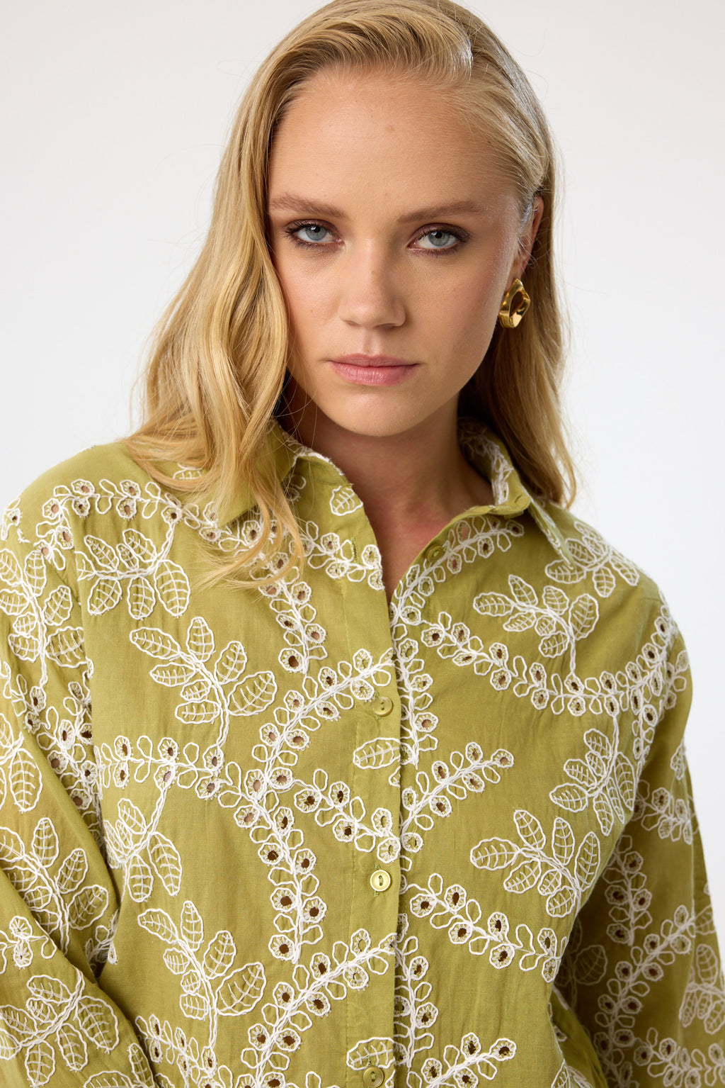 Baumwollbluse mit Stickerei aus 100 % Baumwolle – Olive