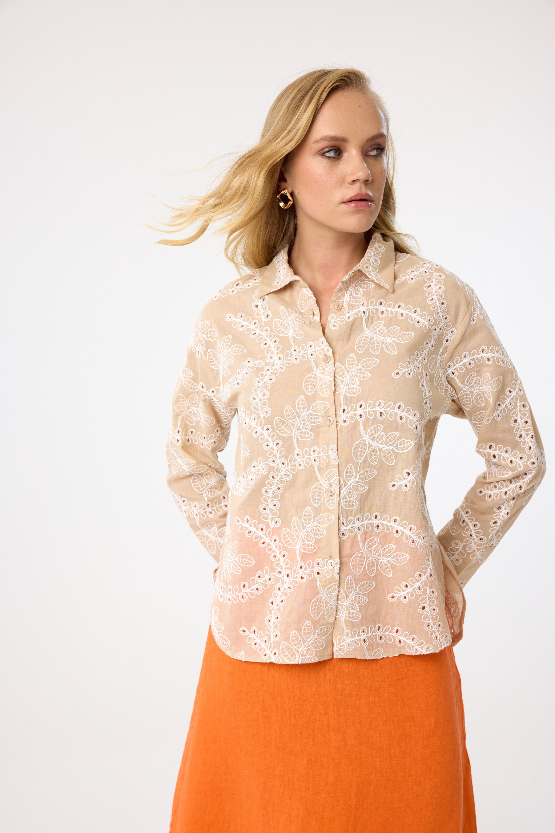 Baumwollbluse mit Stickerei aus 100 % Baumwolle – Sandstone