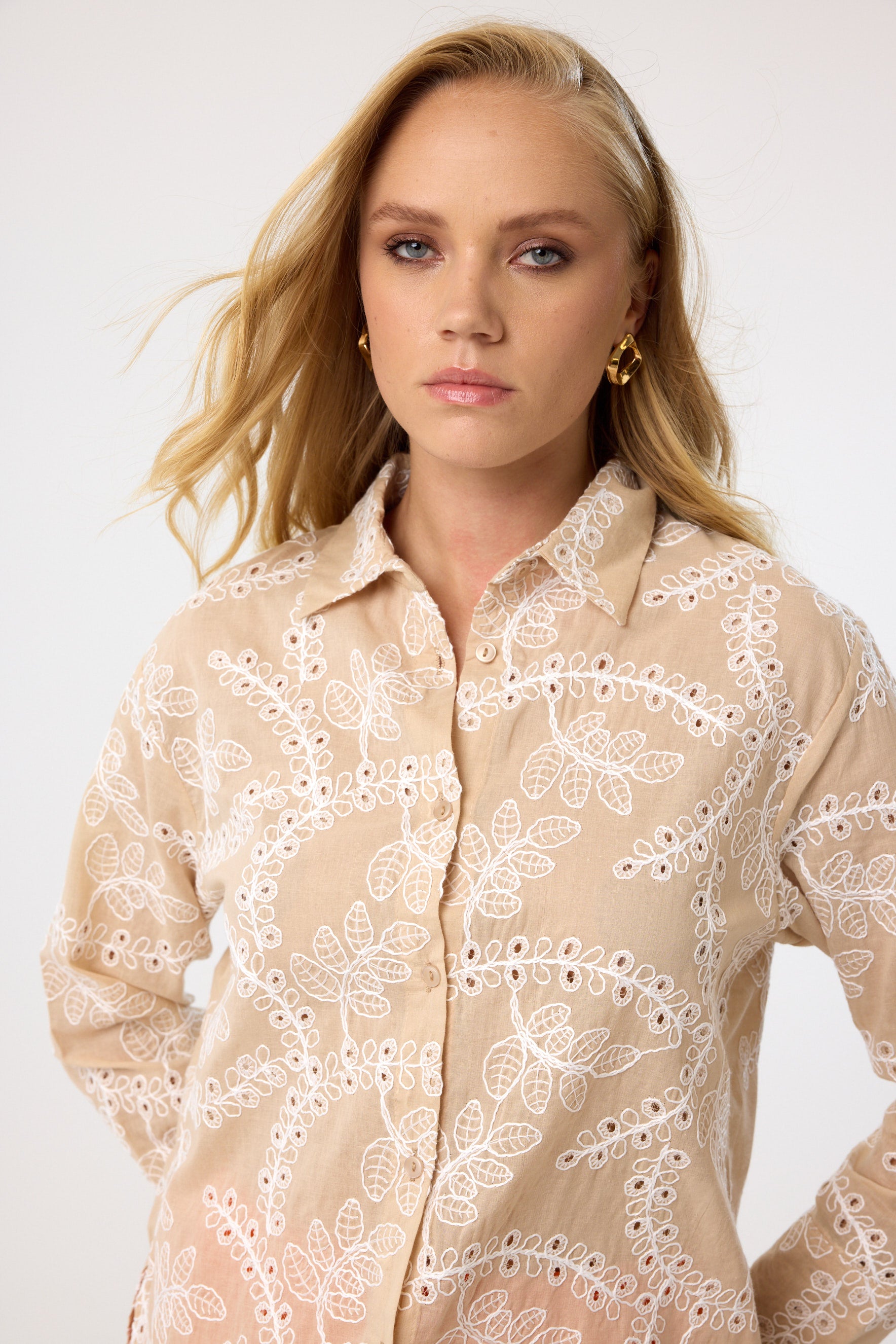 Baumwollbluse mit Stickerei aus 100 % Baumwolle – Sandstone