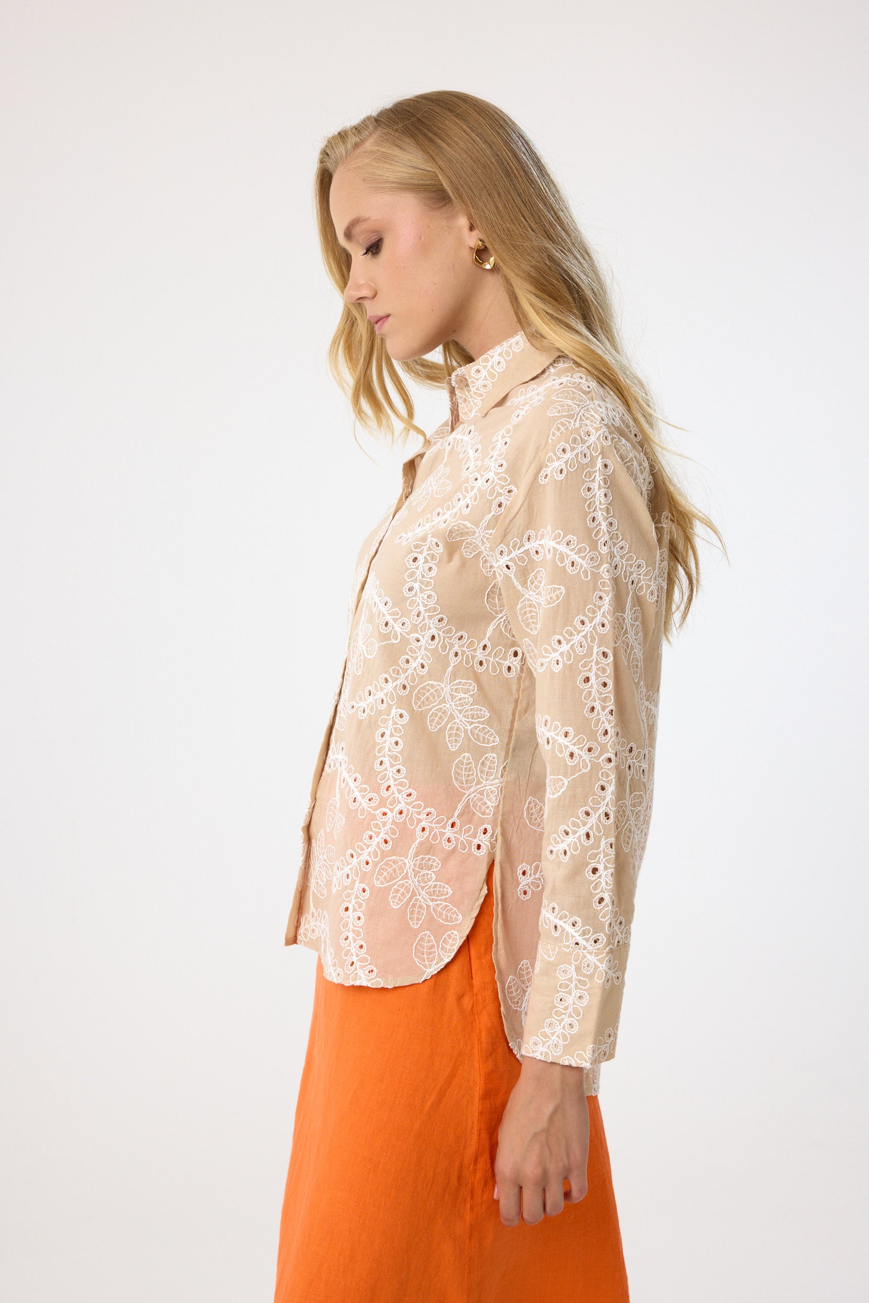 Baumwollbluse mit Stickerei aus 100 % Baumwolle – Sandstone