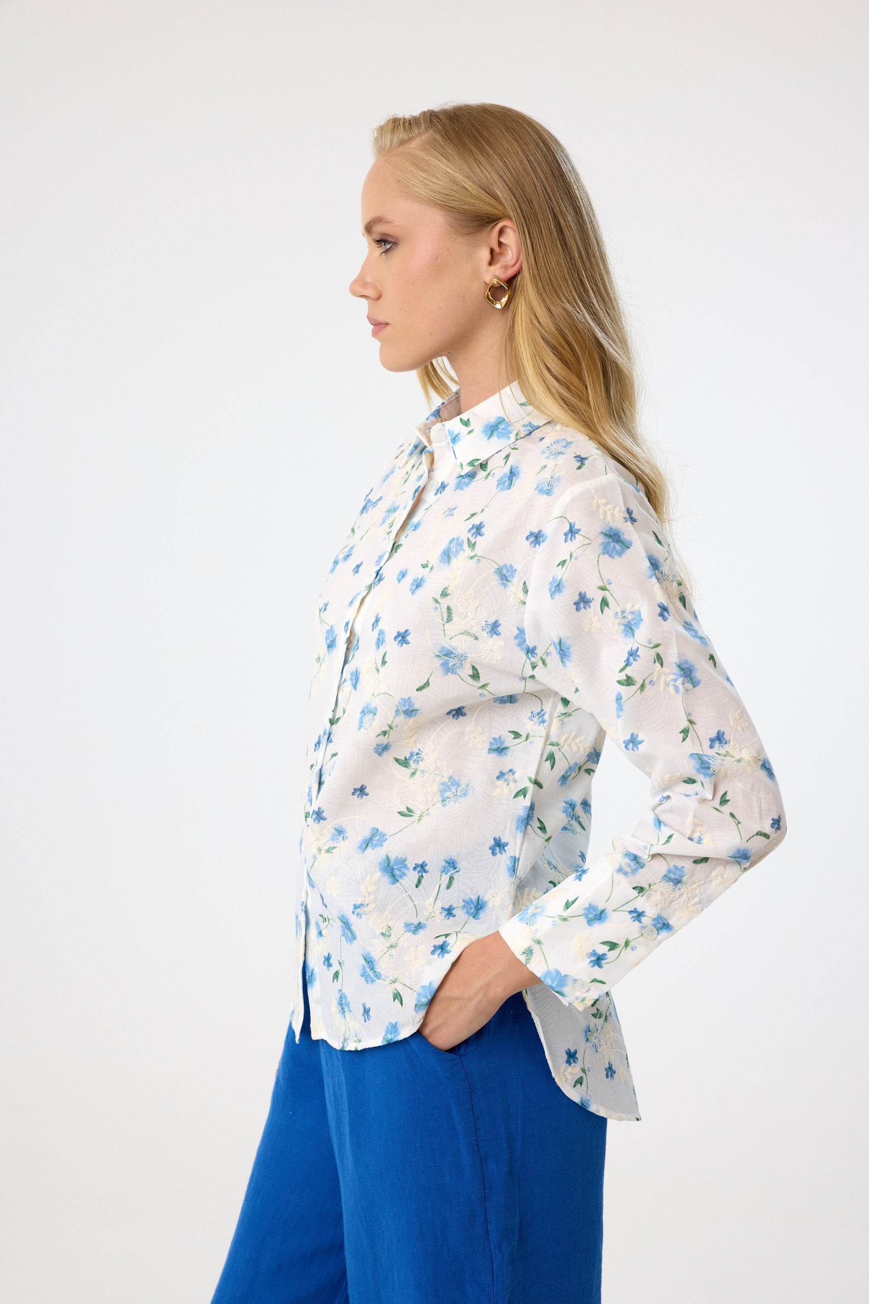 Baumwollbluse mit Floralprint aus 100 % Baumwolle – Sky Blue