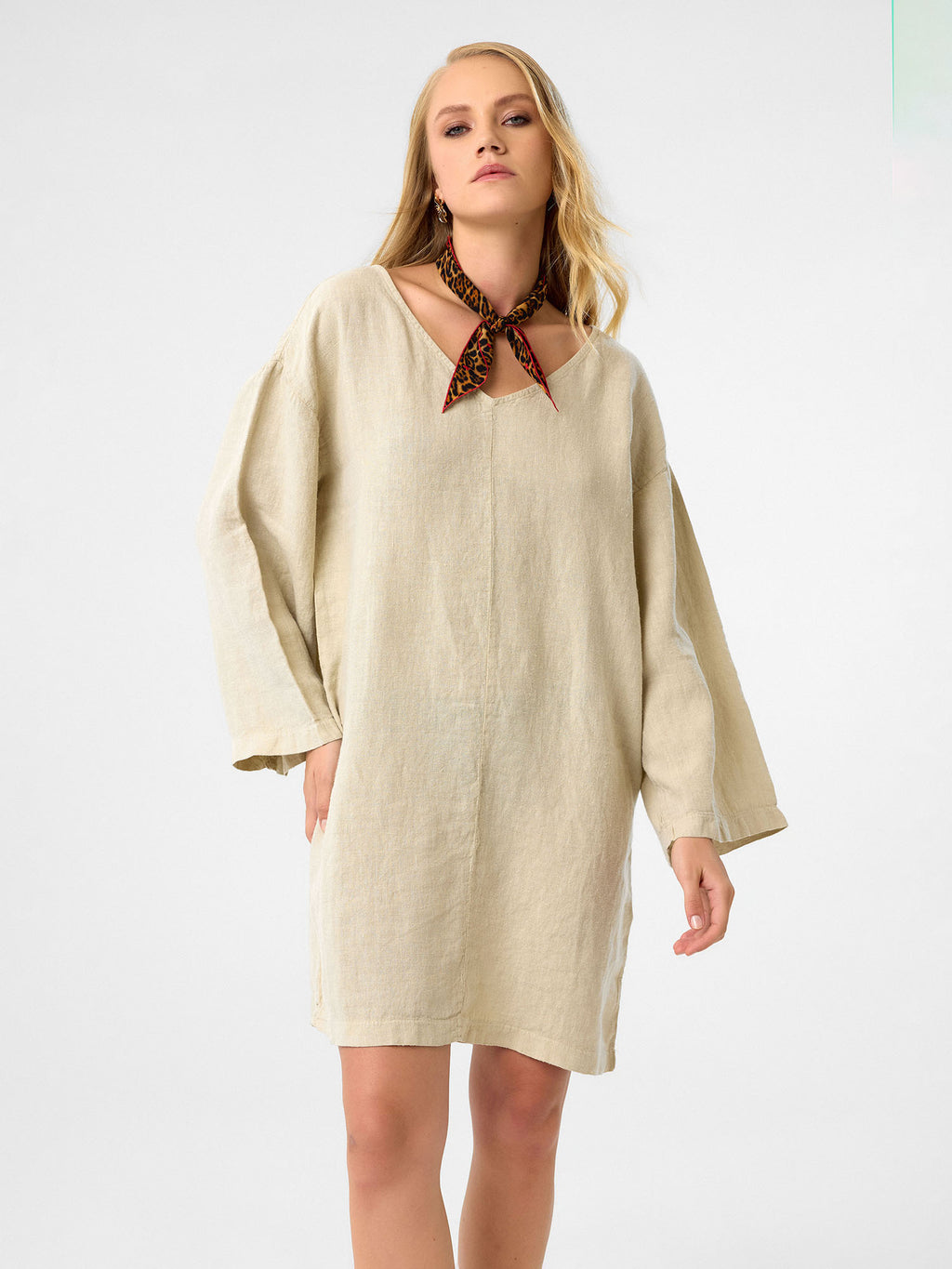 Kleid mit V-Ausschnitt in Sandbeige