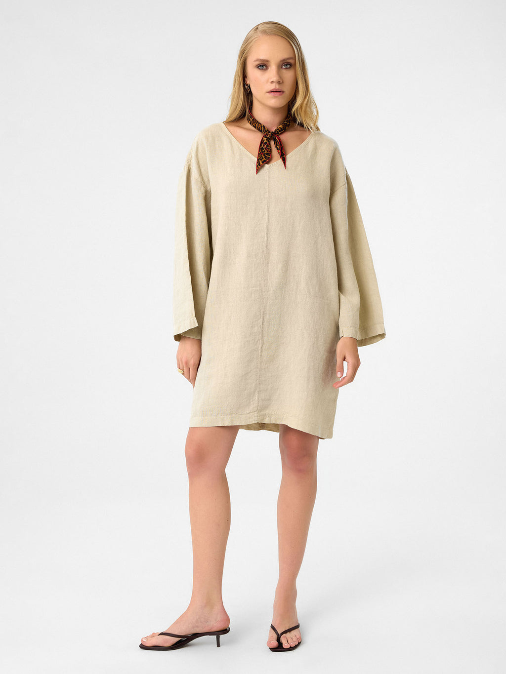 Kleid mit V-Ausschnitt in Sandbeige