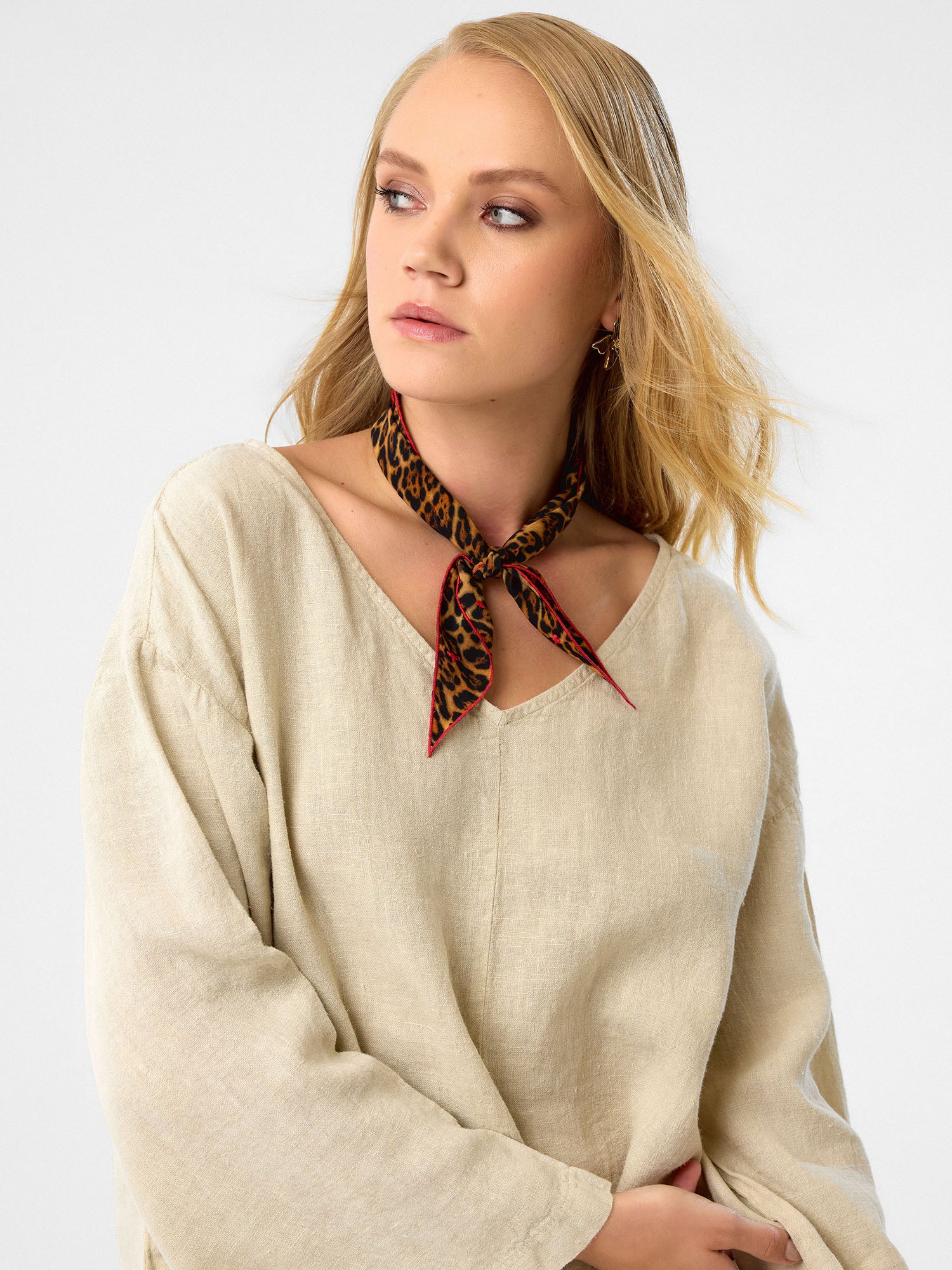 Kleid mit V-Ausschnitt in Sandbeige