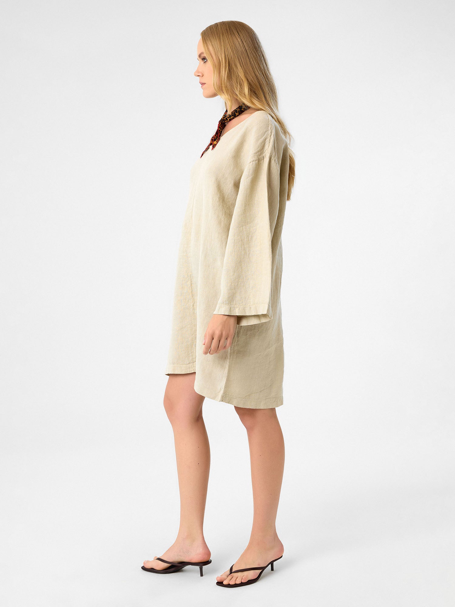 Kleid mit V-Ausschnitt in Sandbeige