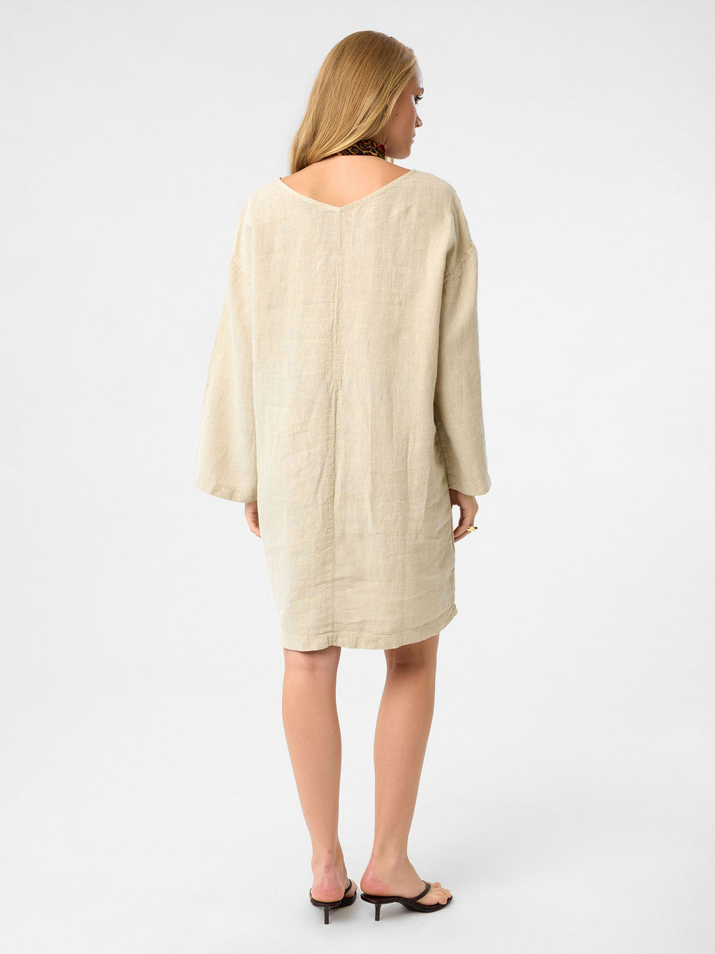 Kleid mit V-Ausschnitt in Sandbeige