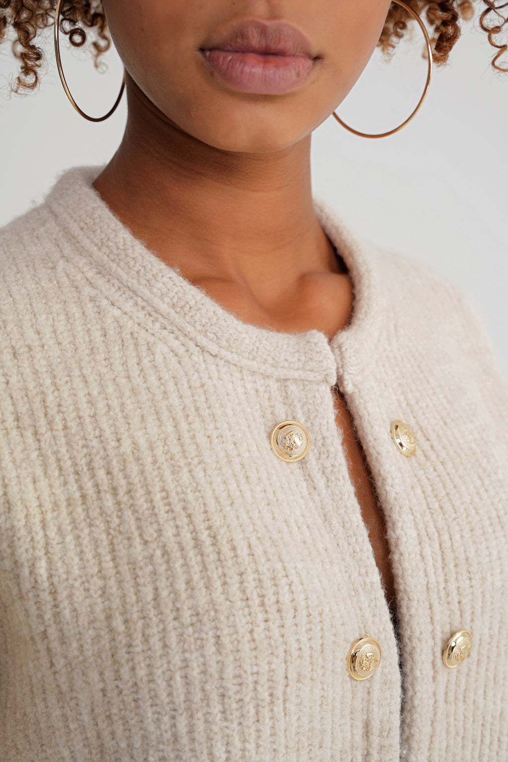 Damen Strickjacke mit Goldknöpfen in Cremebeige