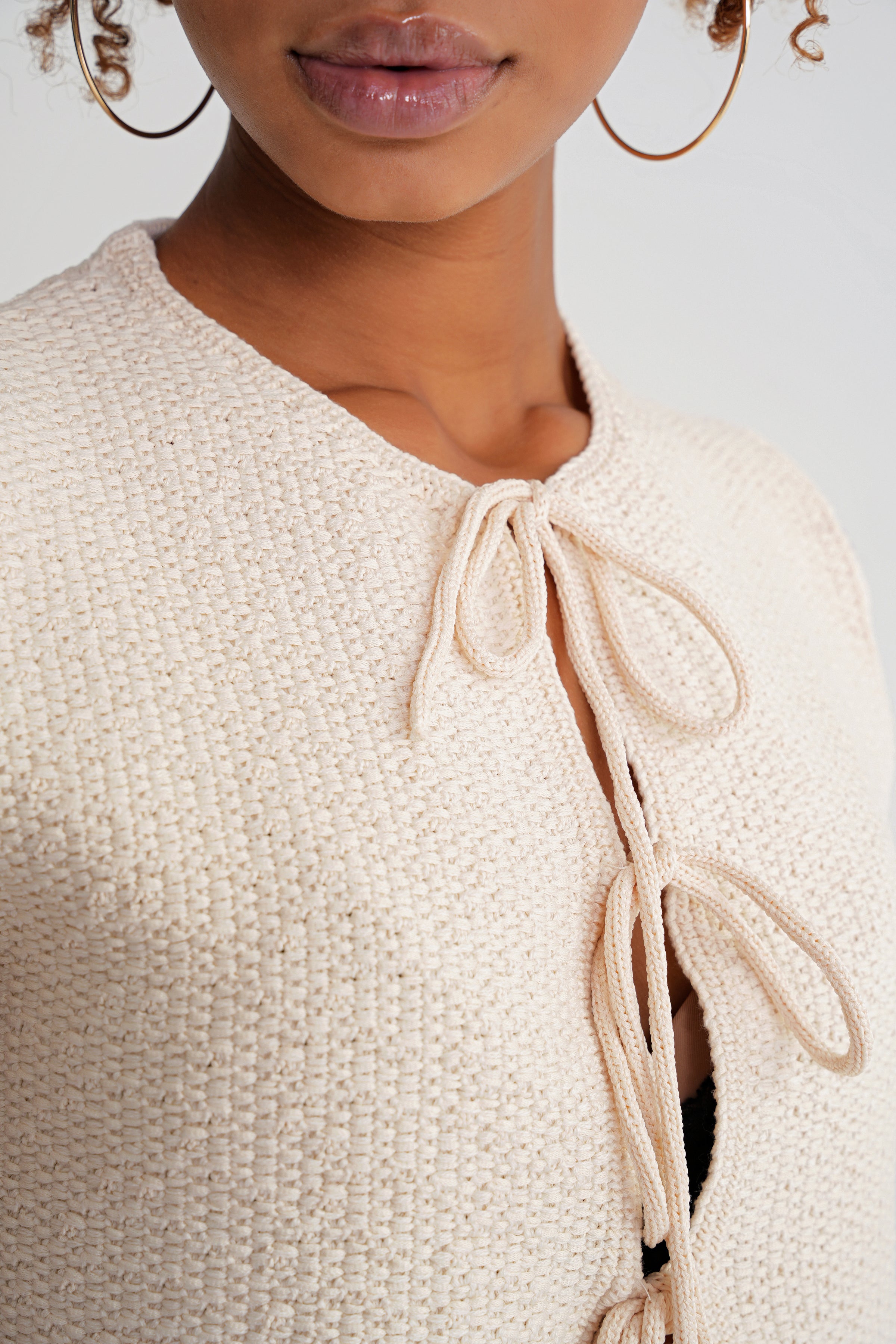 Damen Stricktop mit Bindeschleife in Cremeweiß