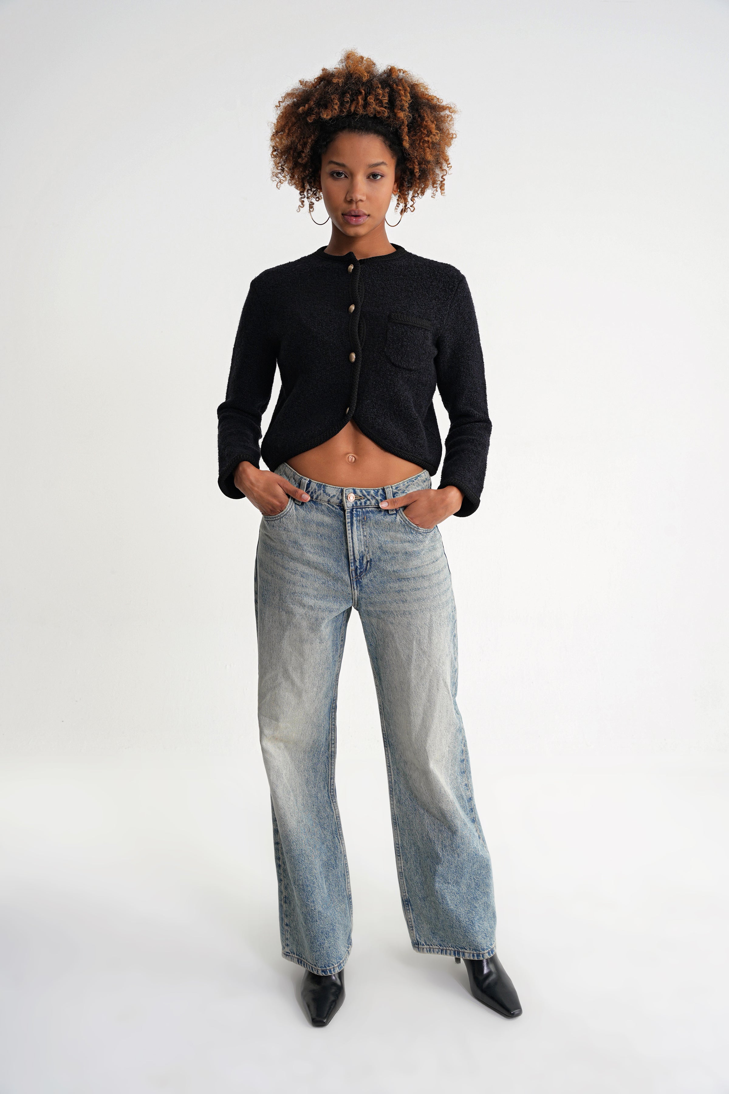 Damen Strickjacke mit Goldknöpfen und Rundhalsausschnitt – Schwarz