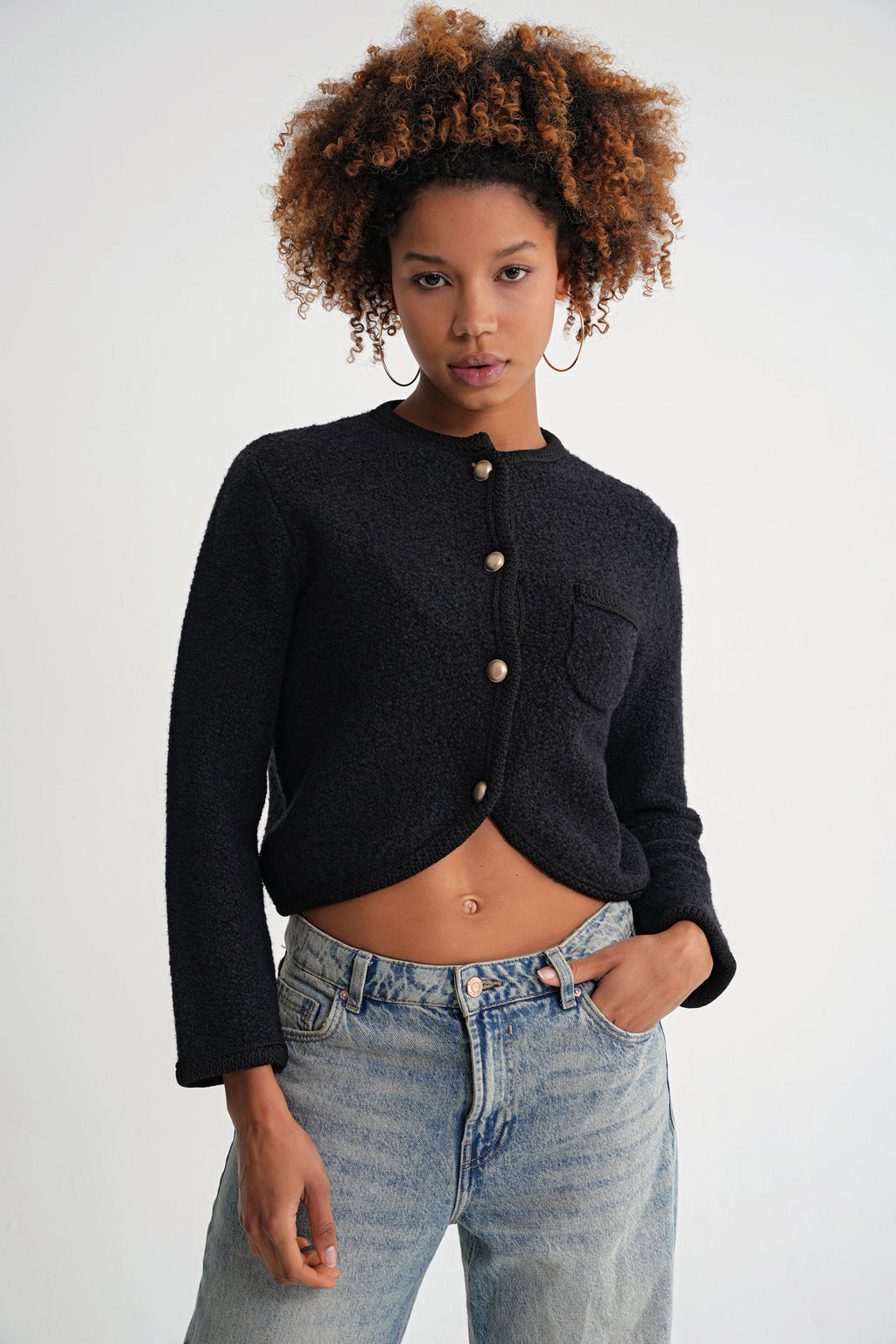 Damen Strickjacke mit Goldknöpfen und Rundhalsausschnitt – Schwarz