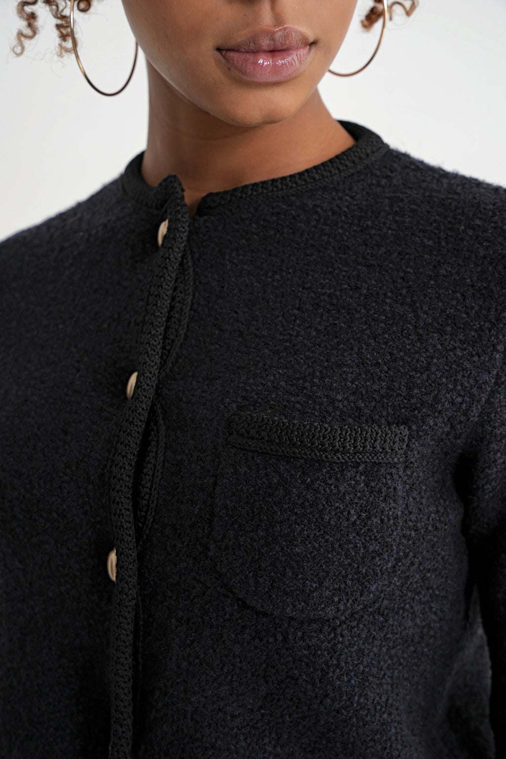 Damen Strickjacke mit Goldknöpfen und Rundhalsausschnitt – Schwarz