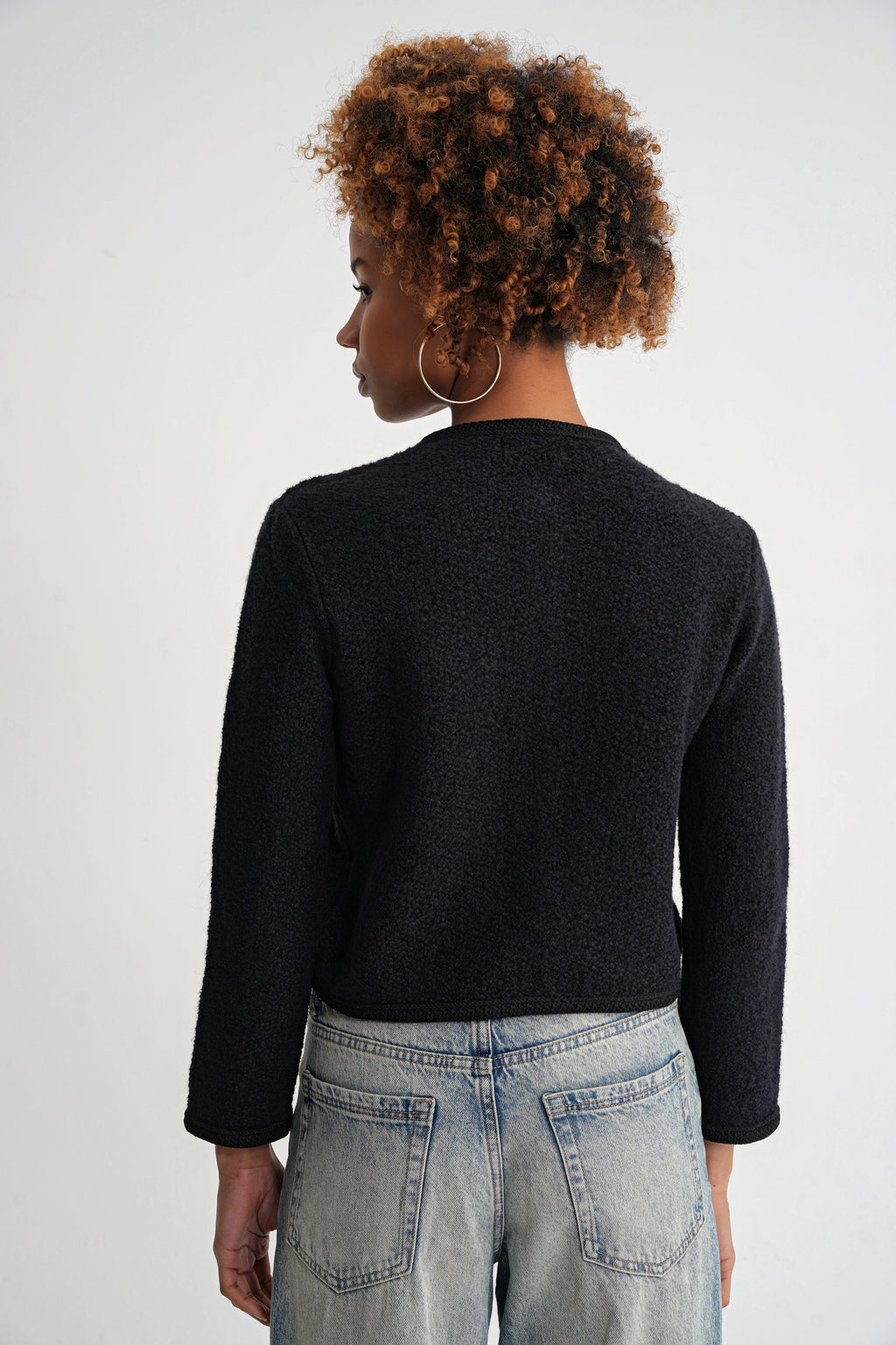 Damen Strickjacke mit Goldknöpfen und Rundhalsausschnitt – Schwarz