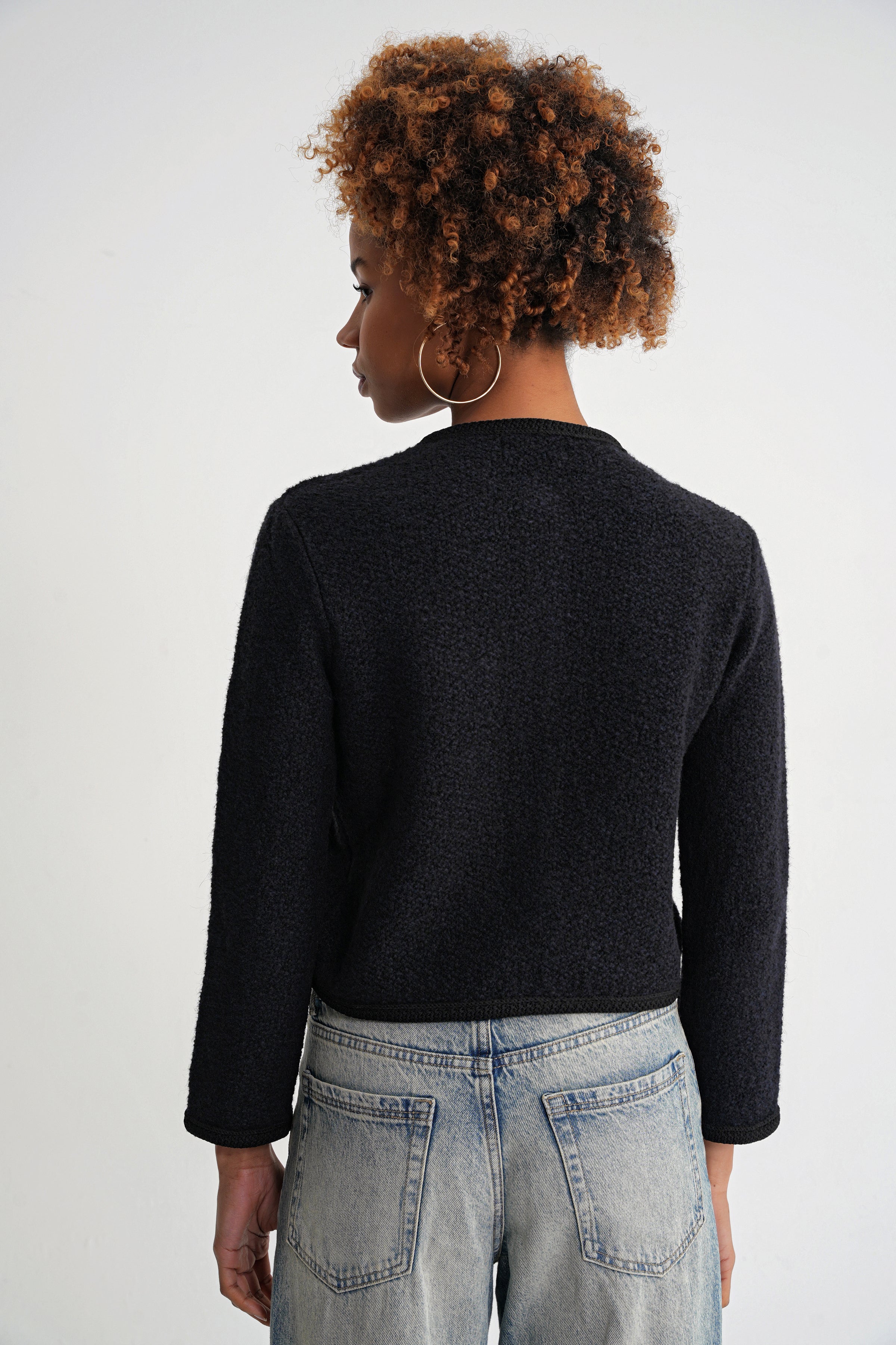 Damen Strickjacke mit Goldknöpfen und Rundhalsausschnitt – Schwarz