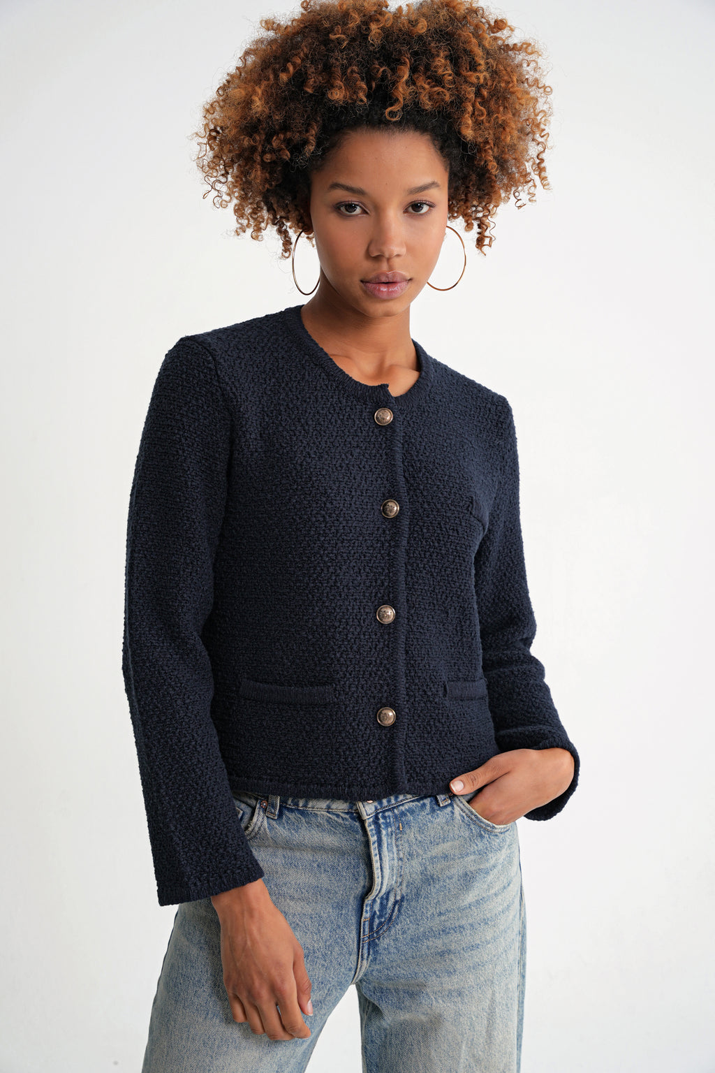 Damen Strickjacke mit goldenen Knöpfen und Strukturmuster in Marineblau