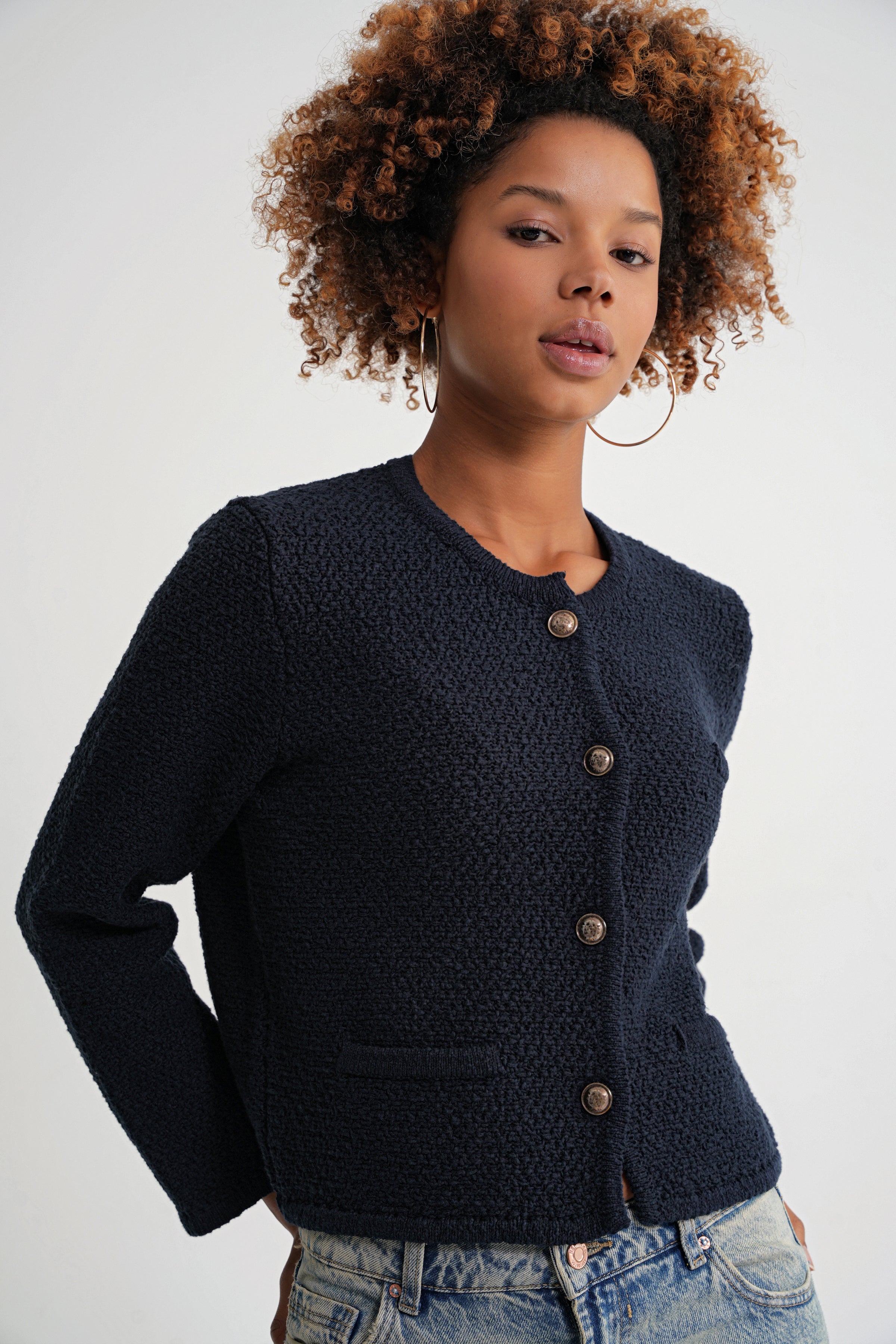 Damen Strickjacke mit goldenen Knöpfen und Strukturmuster in Marineblau