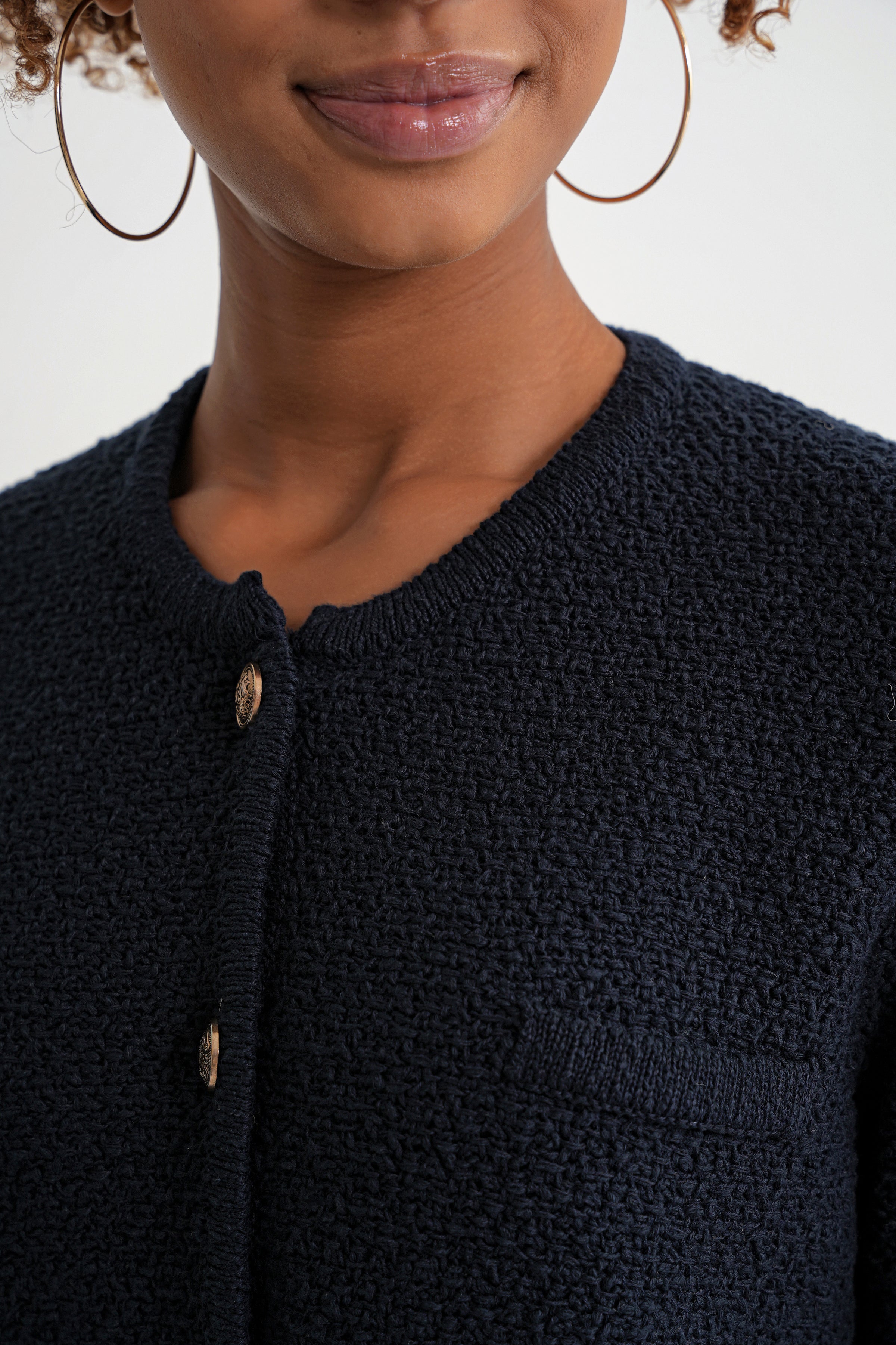Damen Strickjacke mit goldenen Knöpfen und Strukturmuster – Marineblau