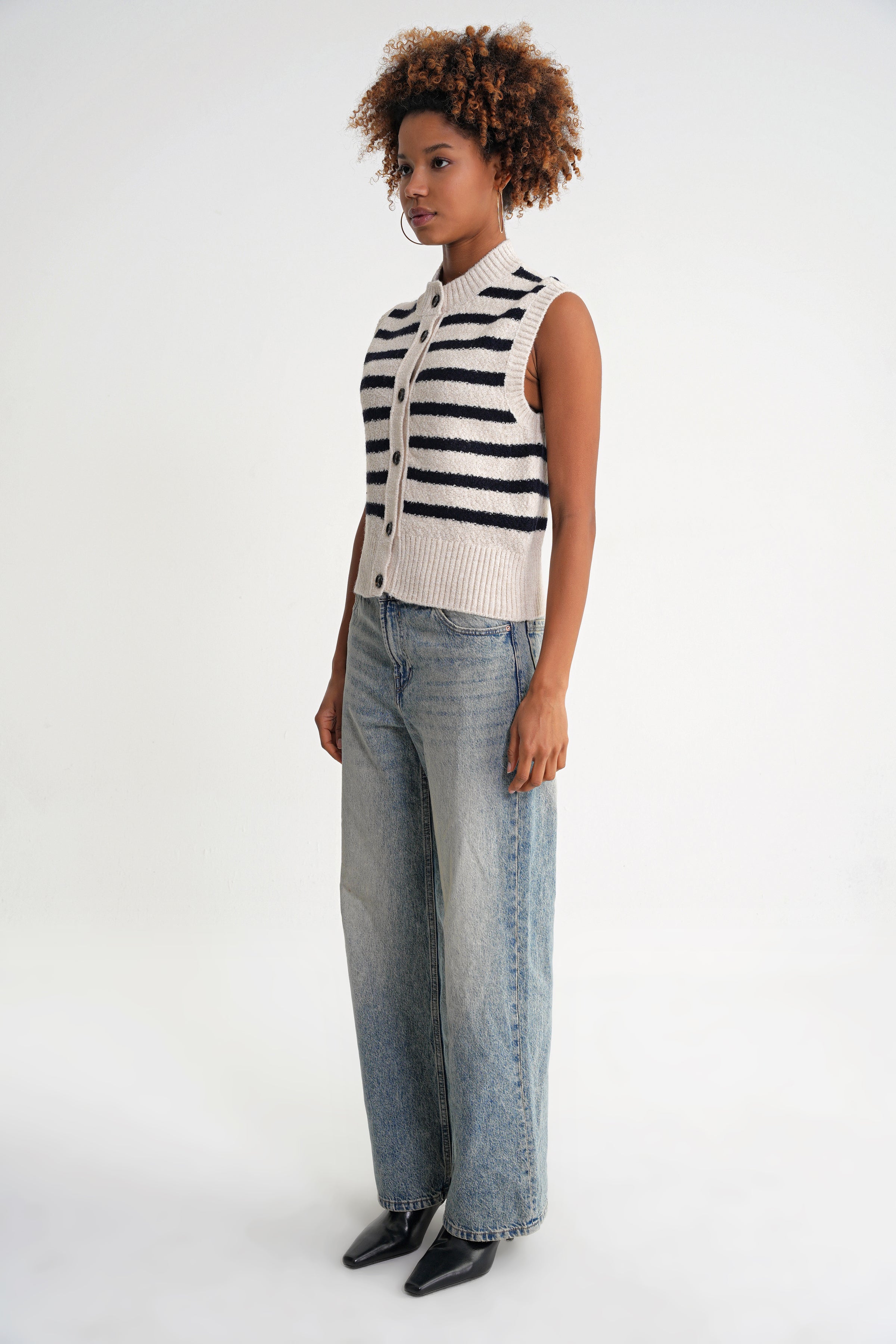 Gestreifte Strickweste aus reiner Baumwolle - Soft Pearl / Deep Navy