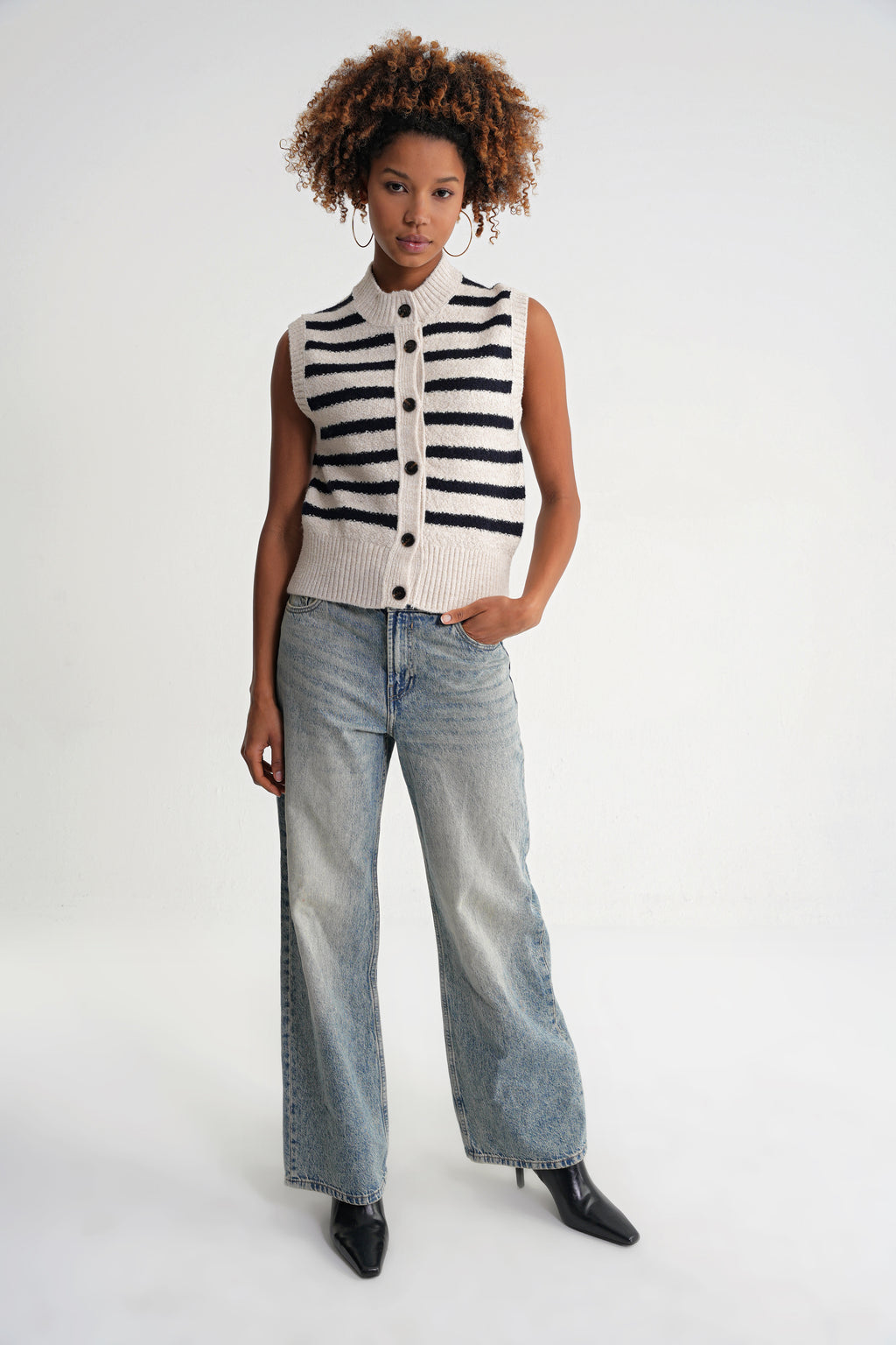 Gestreifte Strickweste aus reiner Baumwolle - Soft Pearl / Deep Navy