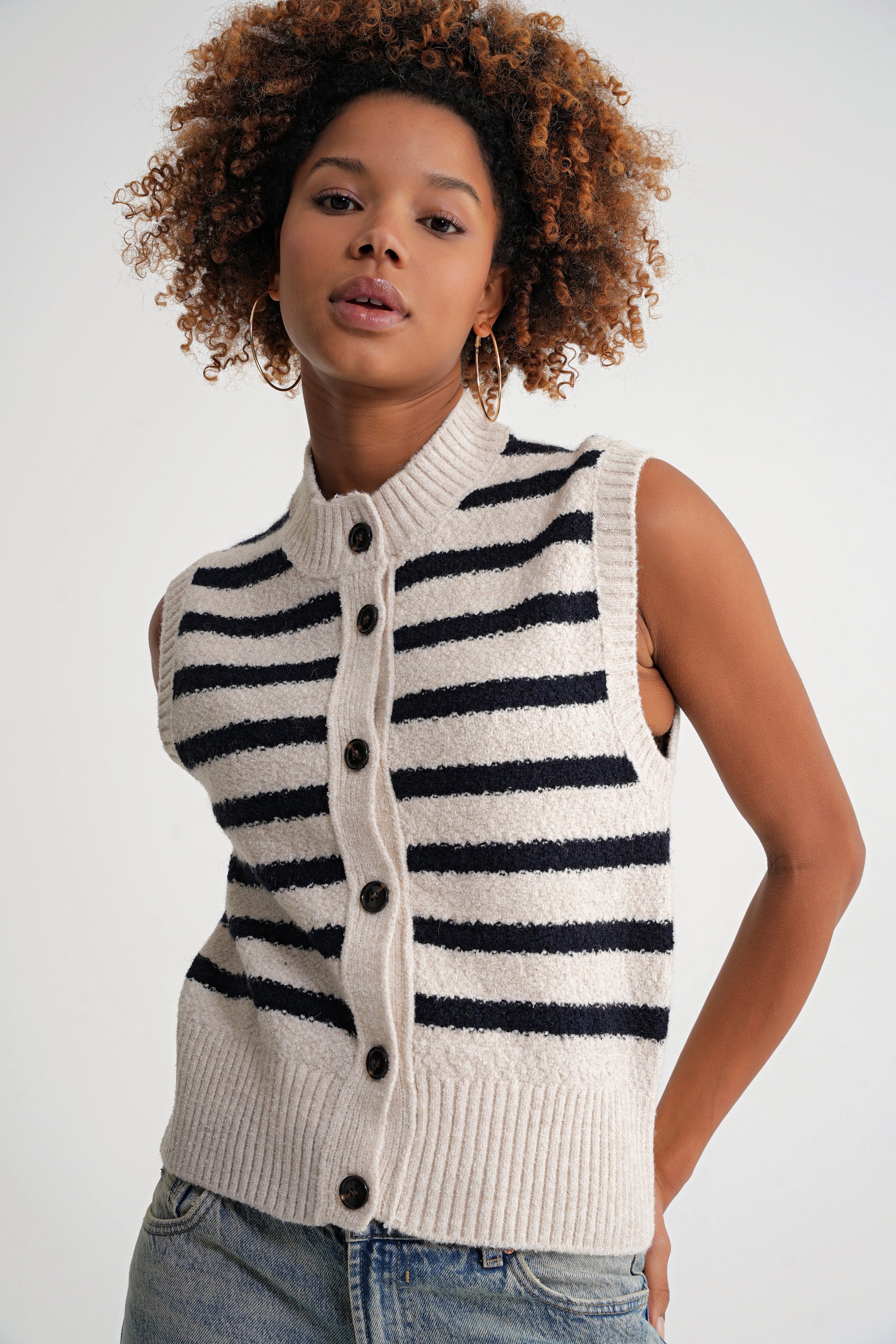 Gestreifte Strickweste aus reiner Baumwolle - Soft Pearl / Deep Navy