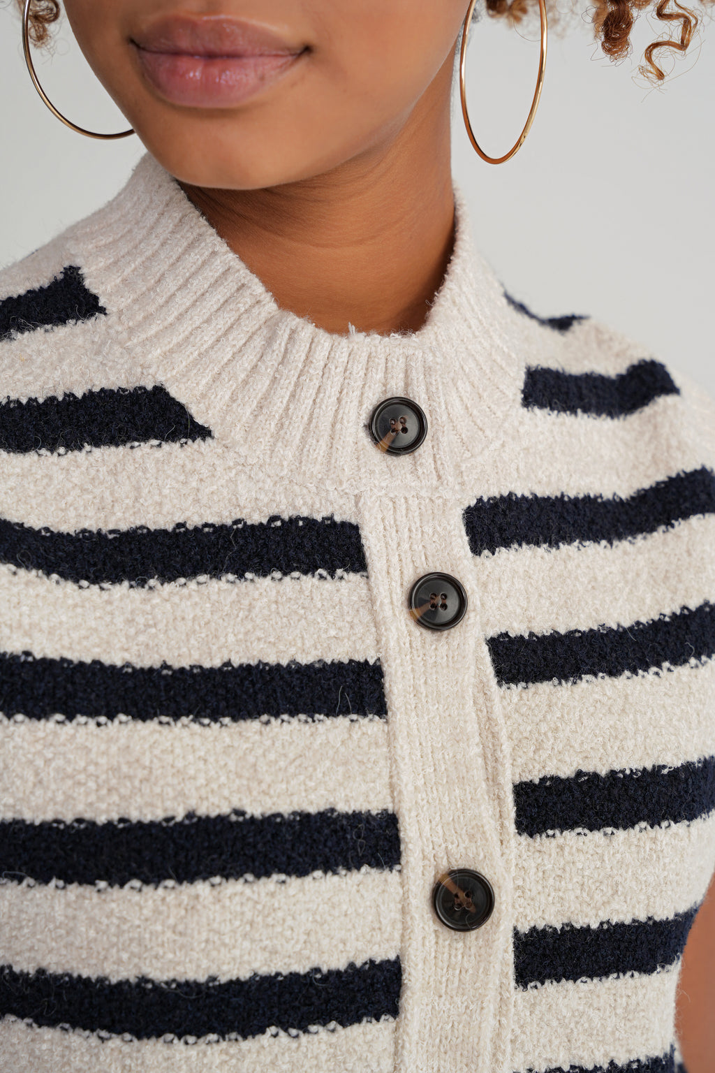 Gestreifte Strickweste aus reiner Baumwolle - Soft Pearl / Deep Navy