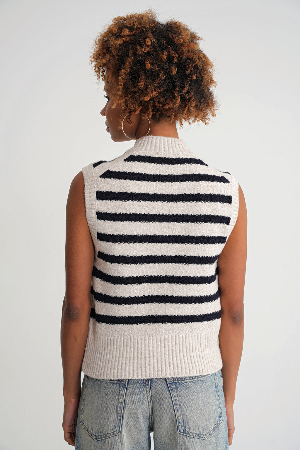 Gestreifte Strickweste aus reiner Baumwolle - Soft Pearl / Deep Navy