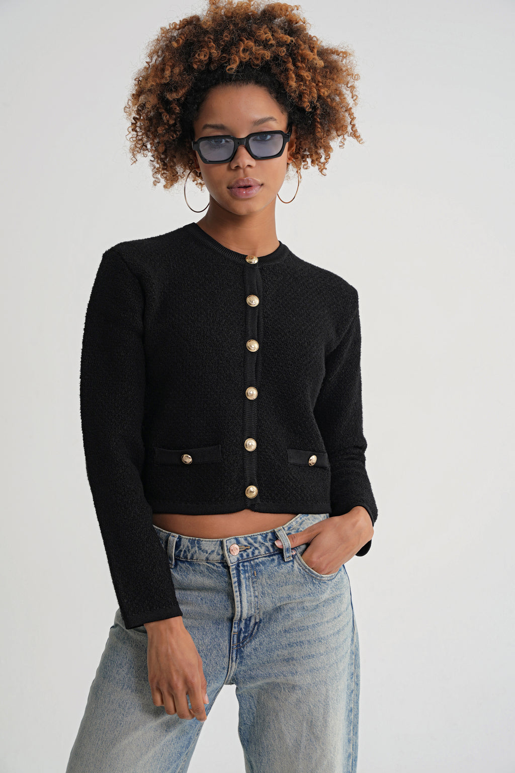 Damen Strickjacke mit goldenen Knöpfen und feinen Taschen-Details – Schwarz