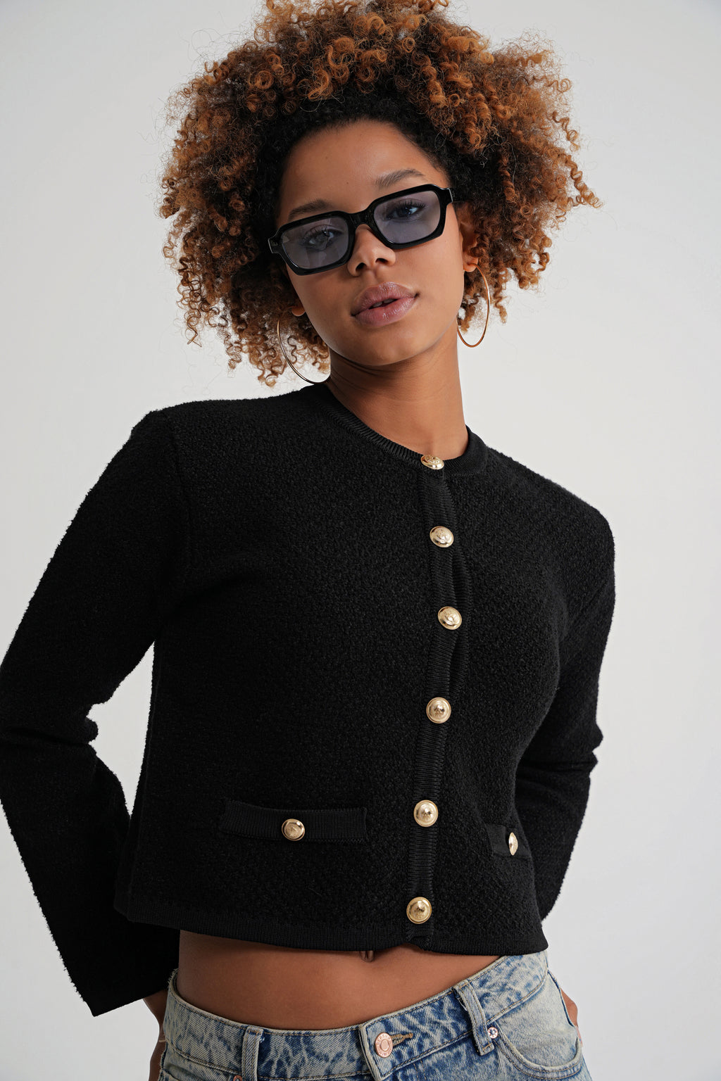 Damen Strickjacke mit goldenen Knöpfen und feinen Taschen-Details – Schwarz