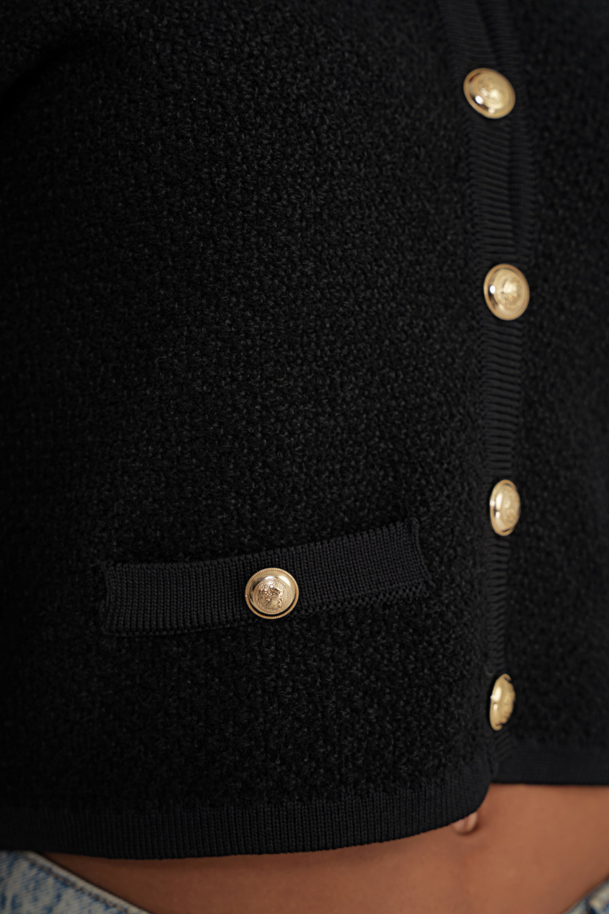 Damen Strickjacke mit goldenen Knöpfen und feinen Taschen-Details – Schwarz