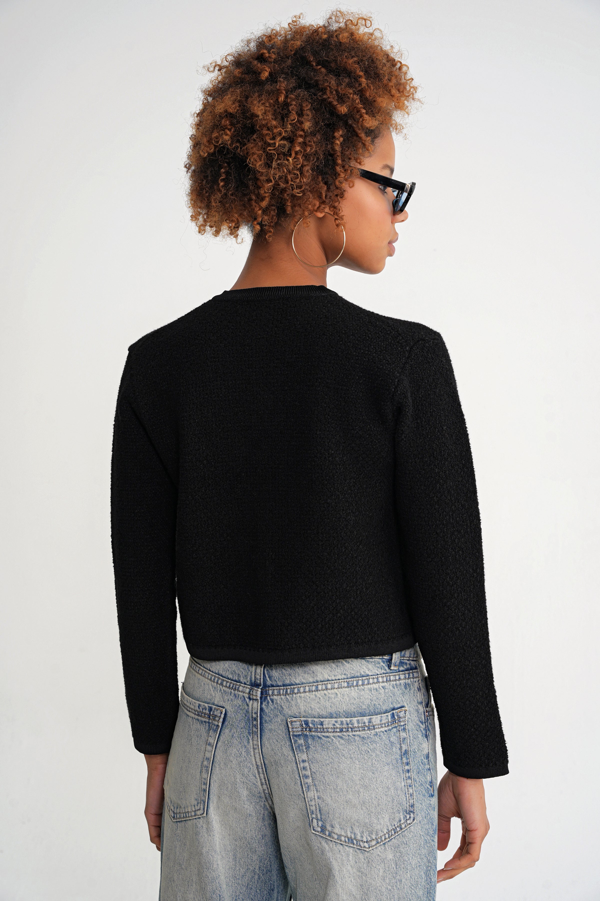 Damen Strickjacke mit goldenen Knöpfen und feinen Taschen-Details – Schwarz