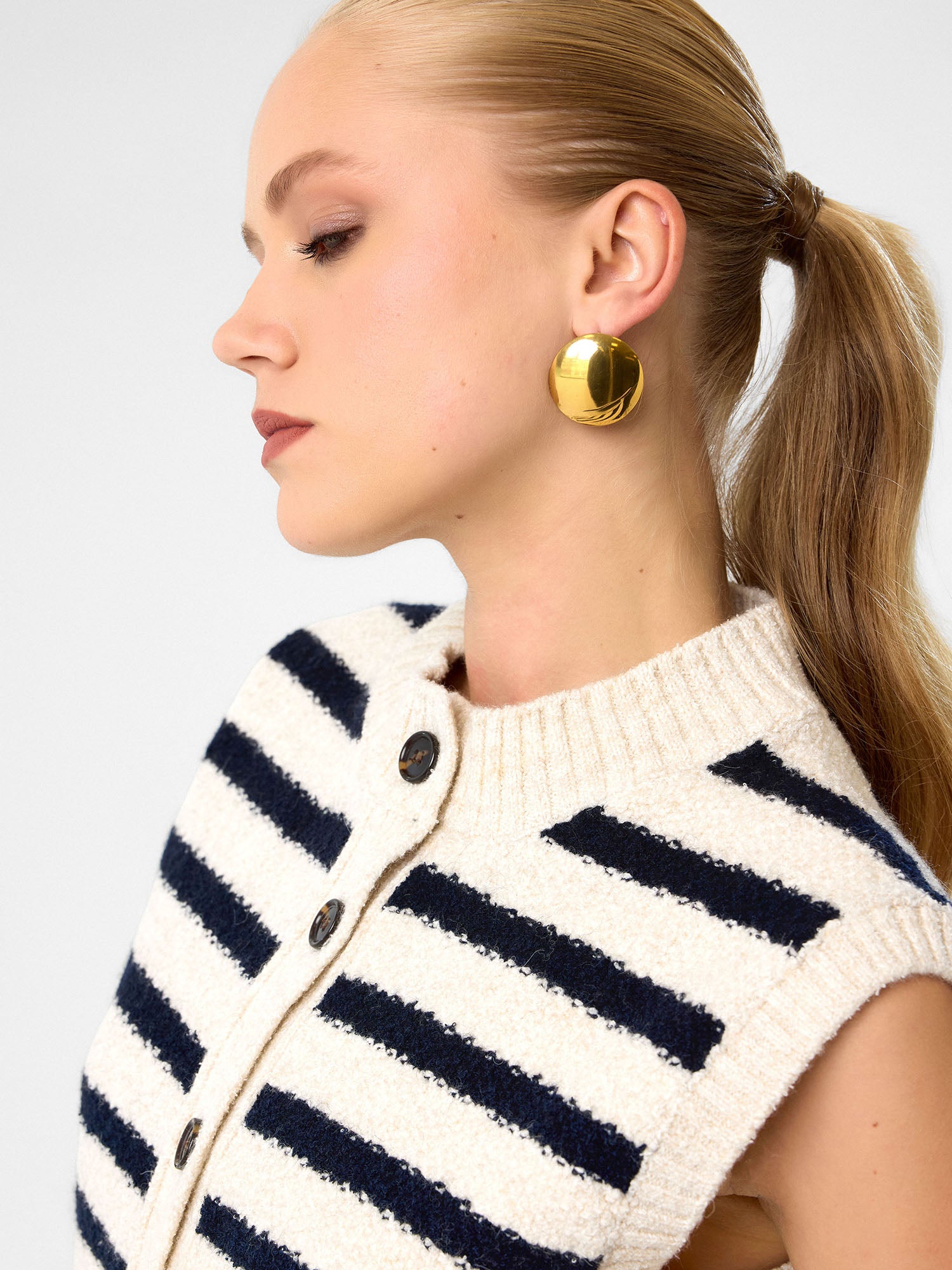 Gestreifte Strickweste aus reiner Baumwolle - Soft Pearl / Deep Navy