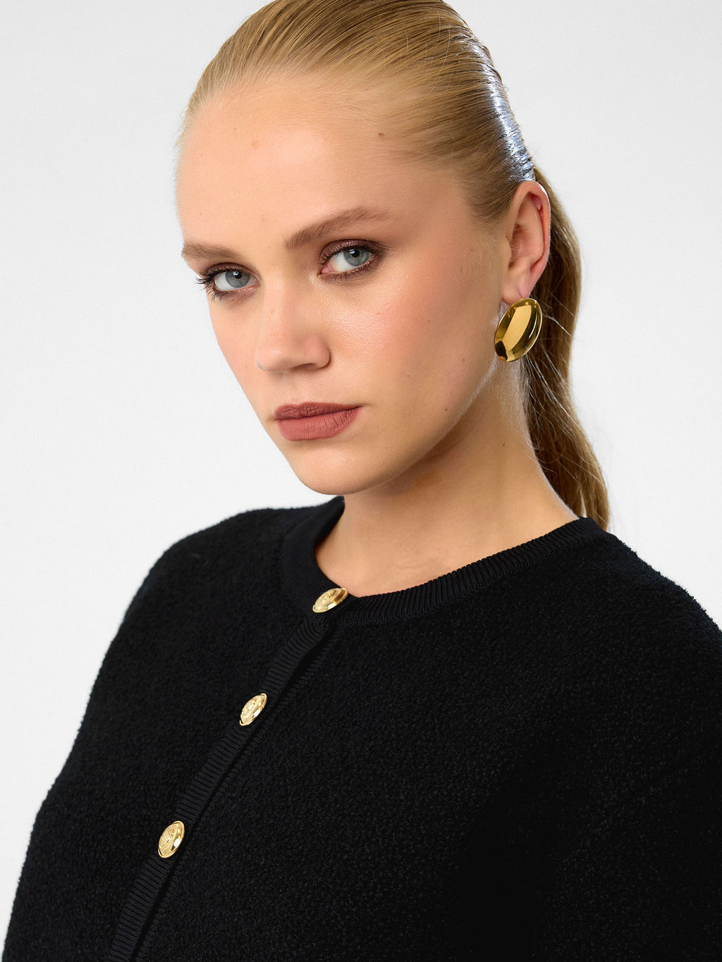 Strickjacke aus 100 % Baumwolle – Jet Black mit Gold Details