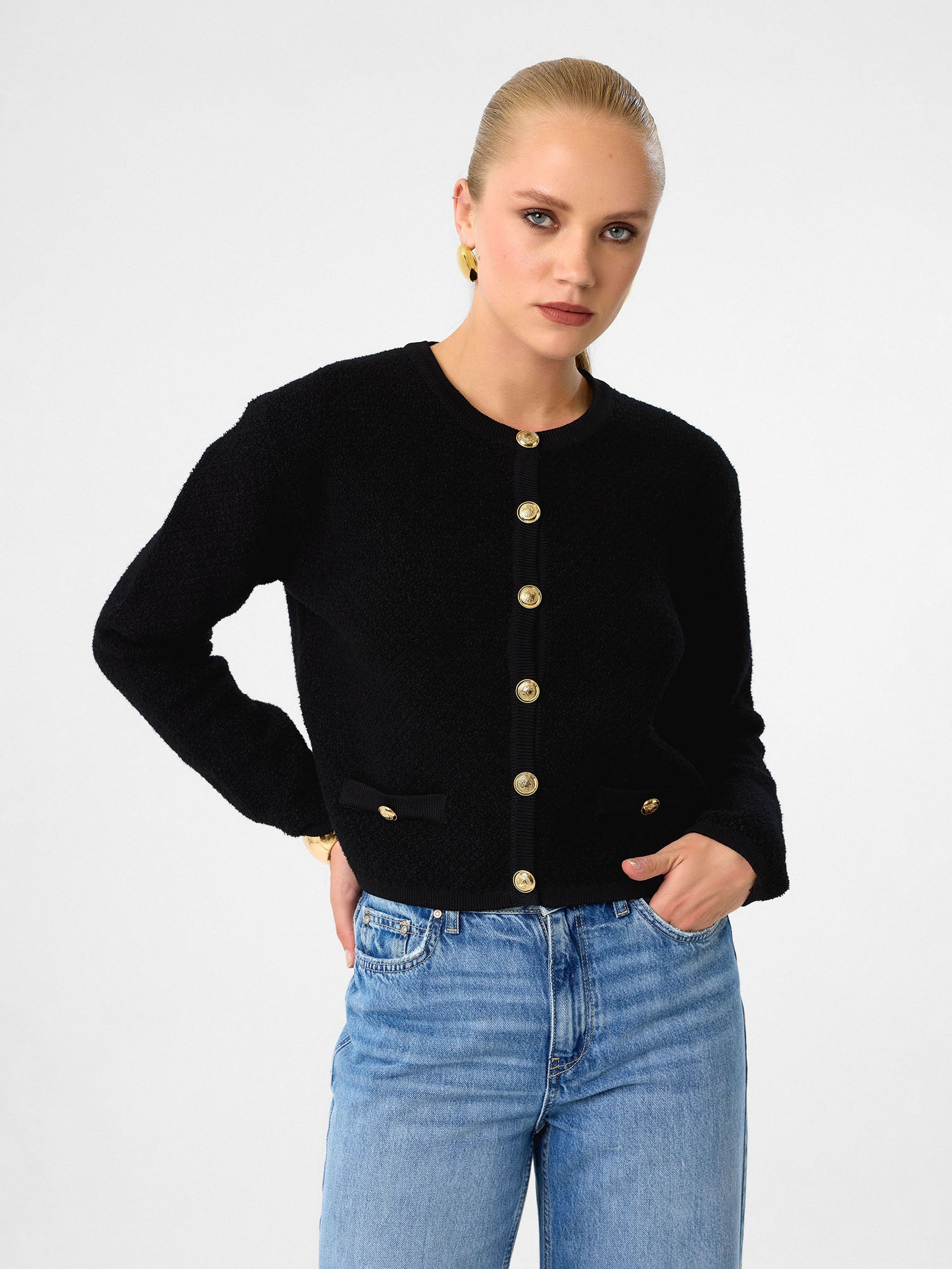 Strickjacke aus 100 % Baumwolle – Jet Black mit Gold Details